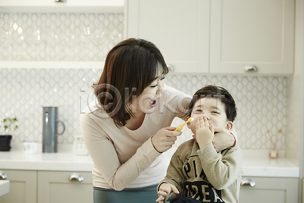 거절 30대 남자 두명 성인 소년 어린이 여자 한국인 JPG 앞모습 포토 모자(엄마와아들) 상반신 서기 실내 아들 아들바보 앉기 양치 엄마 웃음 입가림 주방 칫솔