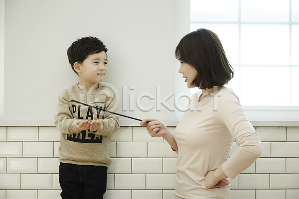 30대 남자 두명 성인 소년 어린이 여자 한국인 JPG 앞모습 옆모습 포토 꾸지람 모자(엄마와아들) 상반신 서기 실내 아들 엄마 웃음 회초리