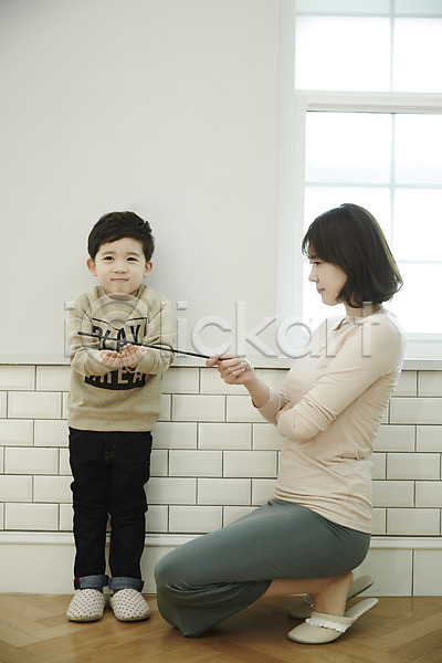 30대 남자 두명 성인 소년 어린이 여자 한국인 JPG 앞모습 옆모습 포토 꾸지람 모자(엄마와아들) 서기 실내 아들 앉기 엄마 전신 회초리