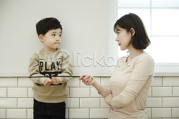 30대 남자 두명 성인 소년 어린이 여자 한국인 JPG 앞모습 옆모습 포토 꾸지람 모자(엄마와아들) 상반신 서기 실내 아들 앉기 엄마 회초리
