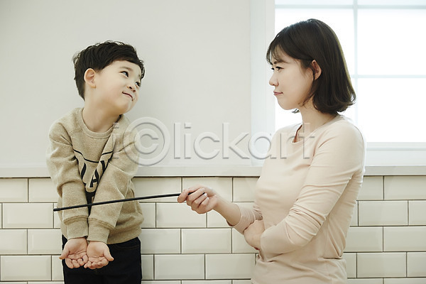 30대 남자 두명 성인 소년 어린이 여자 한국인 JPG 앞모습 옆모습 포토 꾸지람 모자(엄마와아들) 상반신 서기 실내 아들 앉기 엄마 회초리