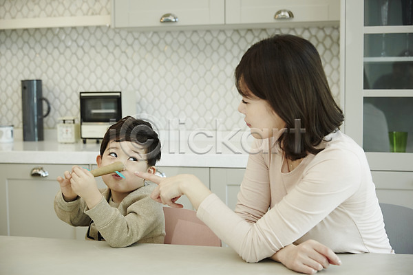 30대 남자 두명 성인 소년 어린이 여자 한국인 JPG 앞모습 옆모습 포토 꾸지람 모자(엄마와아들) 상반신 식탁 실내 아들 앉기 엄마 주방 피노키오(동화)