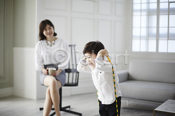 30대 남자 두명 성인 소년 어린이 여자 한국인 JPG 앞모습 옆모습 포토 모자(엄마와아들) 상반신 서기 실내 아들 아들바보 앉기 엄마 웃음 줄넘기