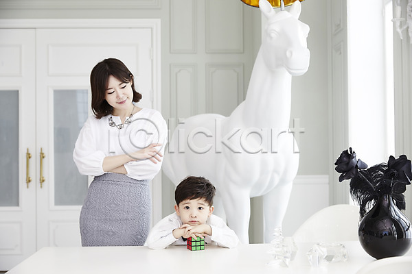 30대 남자 두명 성인 소년 어린이 여자 한국인 JPG 앞모습 포토 모자(엄마와아들) 상반신 서기 실내 아들 아들바보 앉기 엄마 조명 책상 큐브 턱괴기