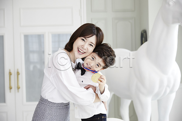 30대 남자 두명 성인 소년 어린이 여자 한국인 JPG 앞모습 포토 금메달 들기 모자(엄마와아들) 상반신 서기 실내 아들 아들바보 안기 엄마 웃음