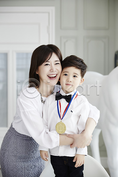 30대 남자 두명 성인 소년 어린이 여자 한국인 JPG 앞모습 포토 금메달 모자(엄마와아들) 상반신 서기 실내 아들 아들바보 안기 엄마 웃음