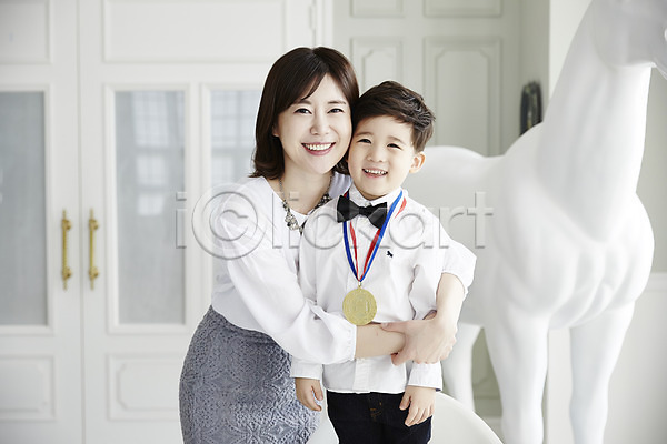 30대 남자 두명 성인 소년 어린이 여자 한국인 JPG 앞모습 포토 금메달 모자(엄마와아들) 상반신 서기 실내 아들 아들바보 안기 엄마 웃음