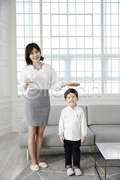 30대 남자 두명 성인 소년 어린이 여자 한국인 JPG 앞모습 포토 들기 모자(엄마와아들) 서기 소파 실내 아들 아들바보 엄마 우유 전신 키(신체) 키재기 탁자