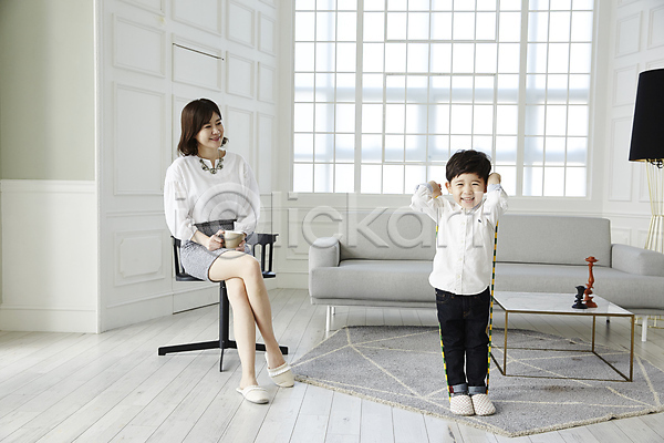 30대 남자 두명 성인 소년 어린이 여자 한국인 JPG 앞모습 포토 모자(엄마와아들) 서기 소파 실내 아들 아들바보 앉기 엄마 웃음 전신 줄넘기 탁자