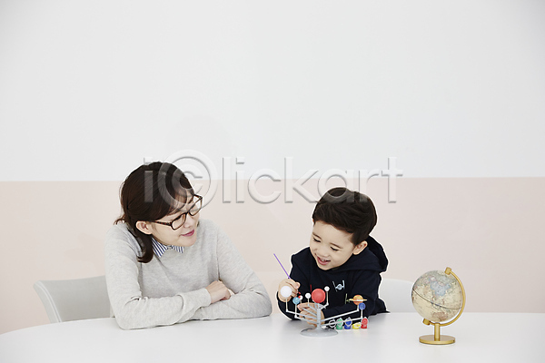 30대 남자 두명 성인 소년 어린이 여자 한국인 JPG 앞모습 포토 과학 과학교육 모자(엄마와아들) 물감 상반신 색칠 실내 아들 아들바보 앉기 엄마 웃음 지구본 책상