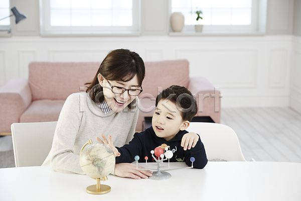 30대 남자 두명 성인 소년 어린이 여자 한국인 JPG 앞모습 포토 과학 과학교육 만지기 모자(엄마와아들) 상반신 소파 실내 아들 아들바보 앉기 엄마 웃음 지구본 책상
