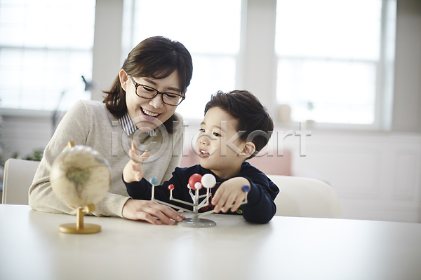 30대 남자 두명 성인 소년 어린이 여자 한국인 JPG 앞모습 포토 과학 과학교육 모자(엄마와아들) 상반신 실내 아들 앉기 엄마 웃음 지구본 책상
