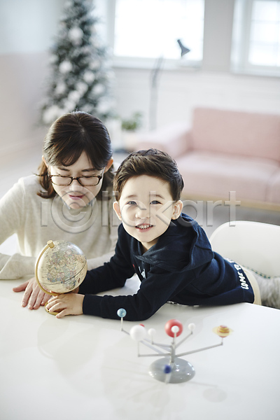 30대 남자 두명 성인 소년 어린이 여자 한국인 JPG 앞모습 포토 과학 과학교육 만지기 모자(엄마와아들) 상반신 실내 아들 앉기 엄마 지구본 책상