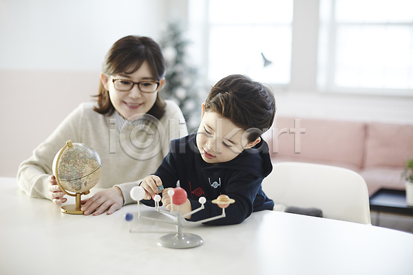30대 남자 두명 성인 소년 어린이 여자 한국인 JPG 앞모습 포토 과학 과학교육 만지기 모자(엄마와아들) 상반신 실내 아들 앉기 엄마 웃음 지구본 책상