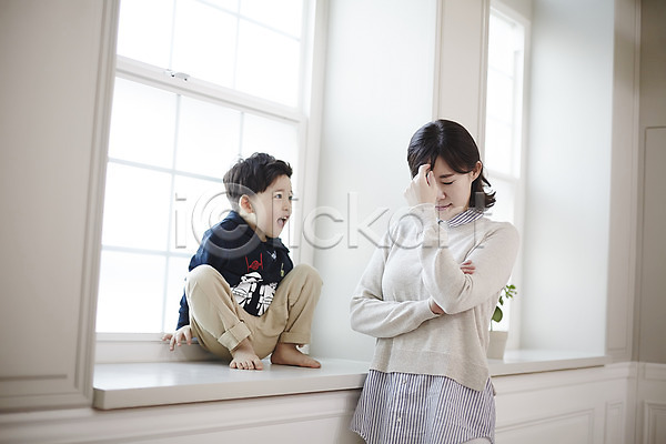 분노 30대 남자 두명 성인 소년 어린이 여자 한국인 JPG 앞모습 포토 모자(엄마와아들) 상반신 서기 실내 아들 앉기 엄마 웃음 전신 창가