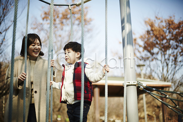 즐거움 30대 남자 두명 성인 소년 어린이 여자 한국인 JPG 앞모습 포토 가을(계절) 놀기 놀이터 모자(엄마와아들) 상반신 서기 아들 아들바보 야외 엄마 웃음 잡기 주간