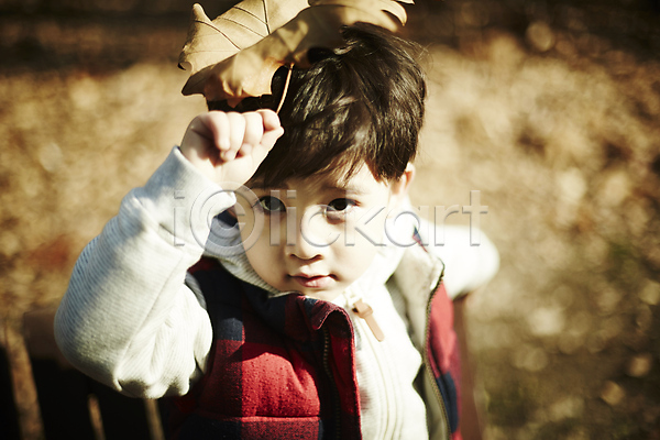 남자 소년 소년한명만 어린이 한국인 한명 JPG 아웃포커스 앞모습 포토 가을(계절) 공원 나뭇잎 들기 상반신 서기 야외 조끼 주간