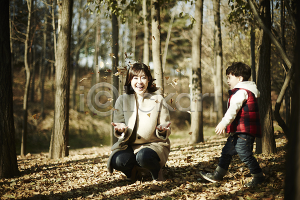 즐거움 30대 남자 두명 성인 소년 어린이 여자 한국인 JPG 앞모습 옆모습 포토 가을(계절) 공원 나뭇잎 모자(엄마와아들) 뿌리기 서기 아들 아들바보 앉기 야외 엄마 웃음 장난 전신 주간