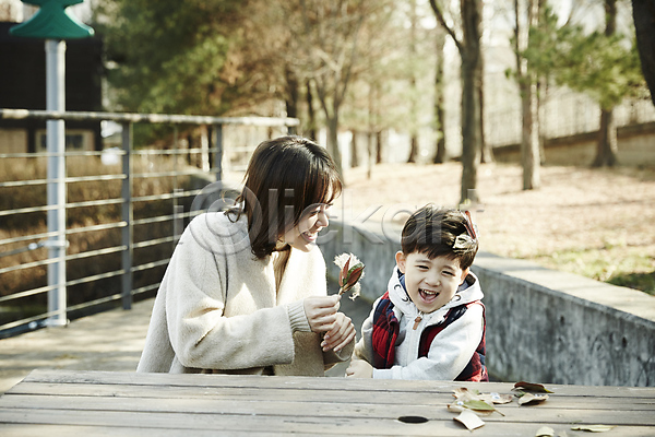 30대 남자 두명 성인 소년 어린이 여자 한국인 JPG 앞모습 포토 가을(계절) 공원 나뭇잎 들기 모자(엄마와아들) 상반신 아들 아들바보 앉기 야외 엄마 웃음 주간