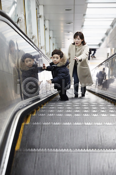 위험 30대 남자 두명 성인 소년 어린이 여자 한국인 JPG 앞모습 포토 모자(엄마와아들) 서기 아들 야외 엄마 에스컬레이터 잡기 전신 전철 전철역 주간