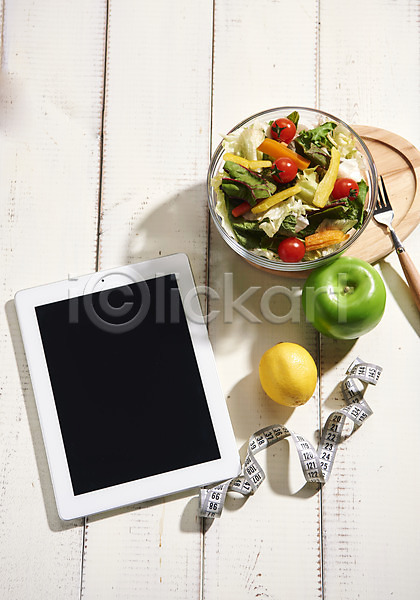 목표 사람없음 JPG 포토 나무배경 다이어트 레몬 목재 사과 샐러드 줄자 태블릿 포크