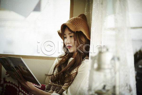 여유 20대 성인 성인여자한명만 여자 한국인 한명 JPG 옆모습 포토 기댐 독서 들기 상반신 실내 앉기 응시 책 캠핑 캠핑카