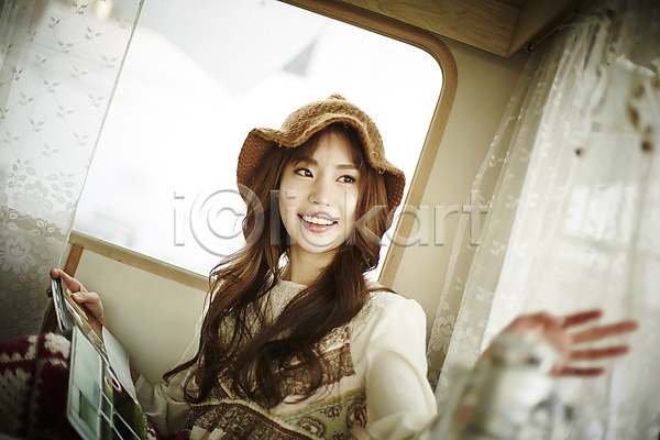 20대 성인 성인여자한명만 여자 한국인 한명 JPG 앞모습 포토 들기 상반신 실내 앉기 웃음 응시 책 캠핑 캠핑카