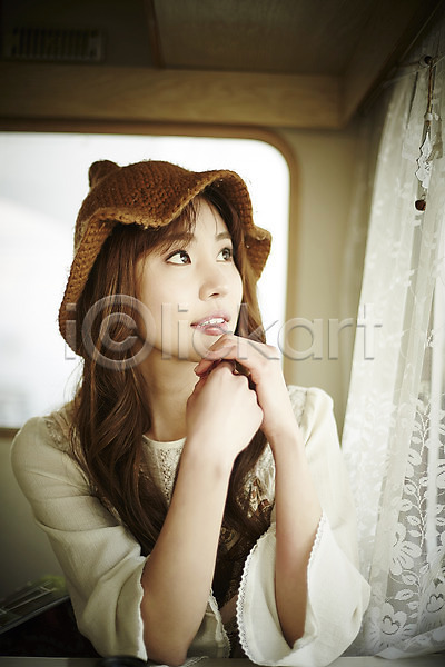 여유 20대 성인 성인여자한명만 여자 한국인 한명 JPG 앞모습 포토 상반신 실내 앉기 응시 캠핑 캠핑카