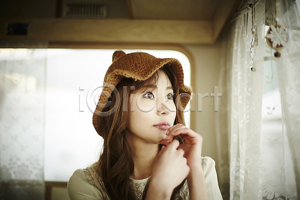 20대 성인 성인여자한명만 여자 한국인 한명 JPG 앞모습 포토 상반신 실내 앉기 응시 캠핑 캠핑카 턱괴기