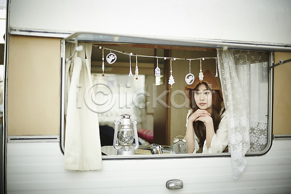 20대 성인 성인여자한명만 여자 한국인 한명 JPG 앞모습 포토 램프 상반신 실내 앉기 응시 캠핑 캠핑카 커튼 탁상시계 턱괴기