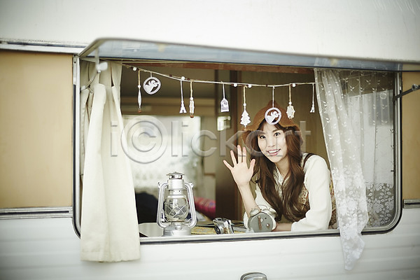 20대 성인 성인여자한명만 여자 한국인 한명 JPG 앞모습 포토 램프 상반신 실내 앉기 웃음 인사 캠핑 캠핑카 커튼 탁상시계