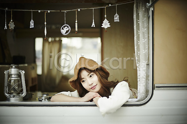 20대 성인 성인여자한명만 여자 한국인 한명 JPG 앞모습 포토 기댐 램프 상반신 실내 앉기 웃음 응시 캠핑 캠핑카 커튼 턱괴기