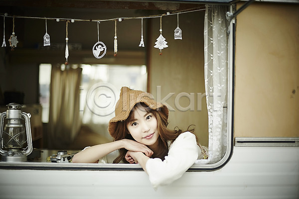 20대 성인 성인여자한명만 여자 한국인 한명 JPG 앞모습 포토 램프 상반신 실내 앉기 웃음 캠핑 캠핑카 커튼 턱괴기