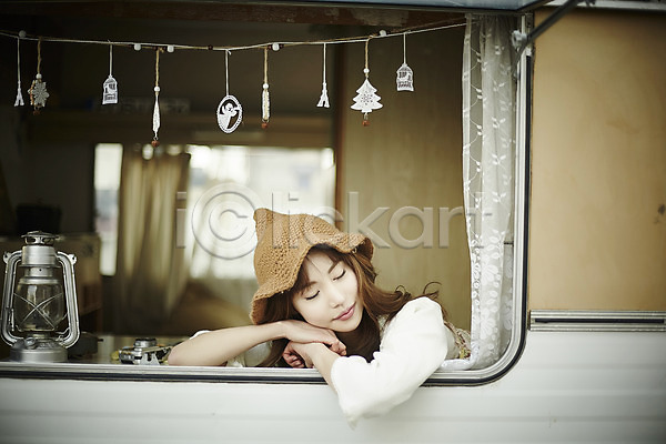 20대 성인 성인여자한명만 여자 한국인 한명 JPG 앞모습 포토 눈감음 램프 상반신 실내 앉기 캠핑 캠핑카 커튼