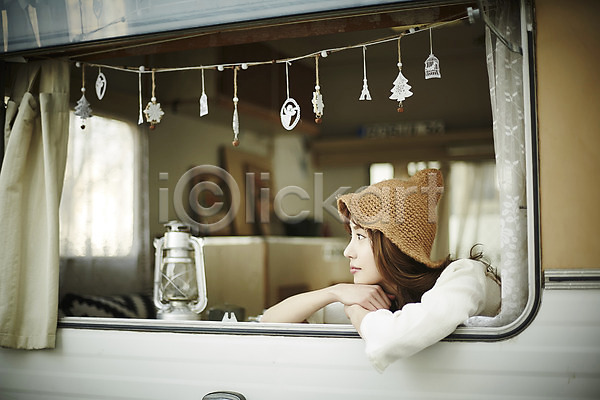 20대 성인 성인여자한명만 여자 한국인 한명 JPG 옆모습 포토 기댐 램프 상반신 실내 앉기 응시 캠핑 캠핑카 커튼 턱괴기