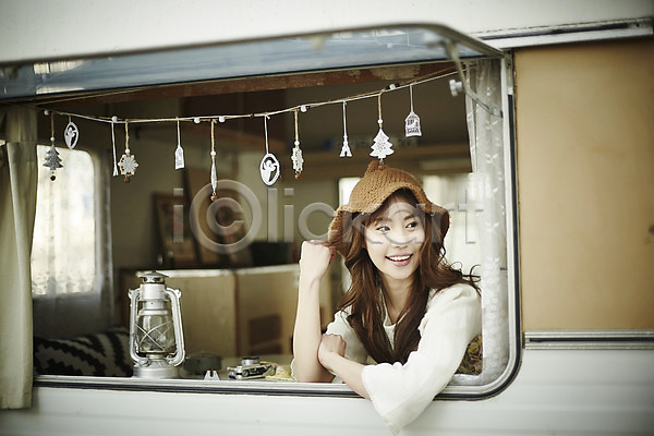 20대 성인 성인여자한명만 여자 한국인 한명 JPG 앞모습 포토 기댐 램프 상반신 실내 앉기 웃음 응시 캠핑 캠핑카