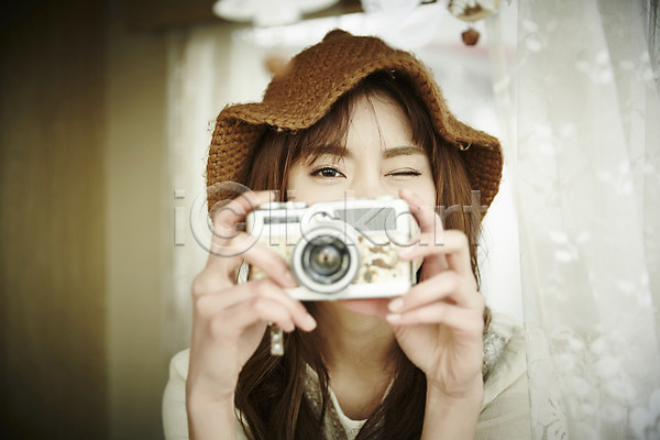 20대 성인 성인여자한명만 여자 한국인 한명 JPG 아웃포커스 앞모습 포토 사진촬영 상반신 실내 카메라 캠핑 캠핑카 커튼
