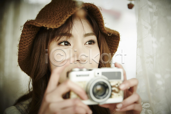 20대 성인 성인여자한명만 여자 한국인 한명 JPG 앞모습 포토 사진촬영 상반신 실내 웃음 응시 카메라 캠핑 캠핑카 커튼