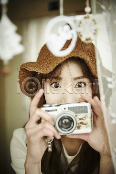 20대 성인 성인여자한명만 여자 한국인 한명 JPG 앞모습 포토 사진촬영 상반신 실내 카메라 캠핑 캠핑카 커튼