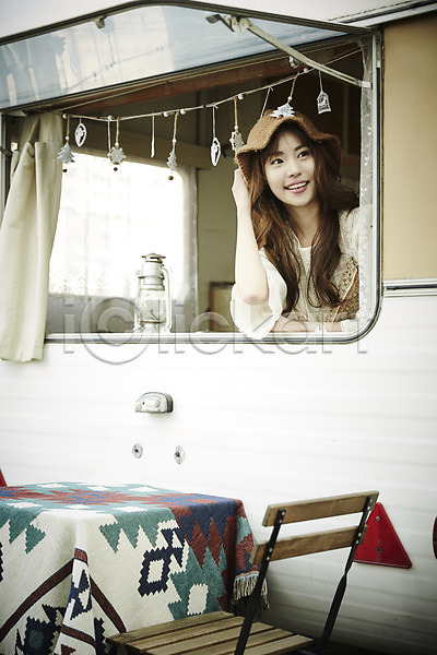 20대 성인 성인여자한명만 여자 한국인 한명 JPG 앞모습 포토 기댐 램프 상반신 실내 웃음 응시 의자 캠핑 캠핑카 탁자