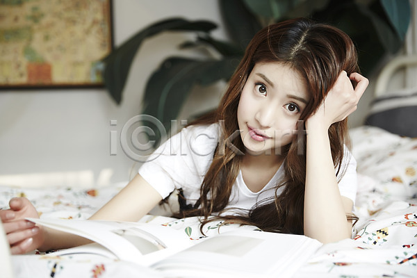 20대 성인 성인여자한명만 여자 한국인 한명 JPG 앞모습 포토 눕기 독서 상반신 실내 엎드리기 웃음 책 침대