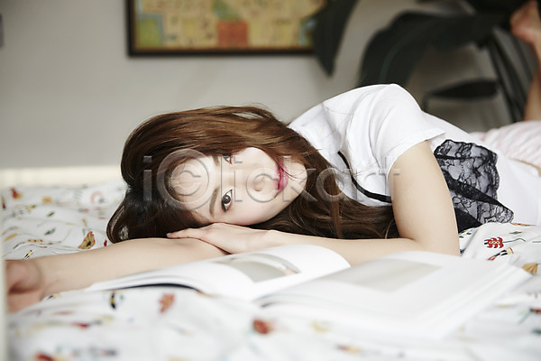 20대 성인 성인여자한명만 여자 한국인 한명 JPG 앞모습 포토 눕기 독서 상반신 실내 웃음 책 침대
