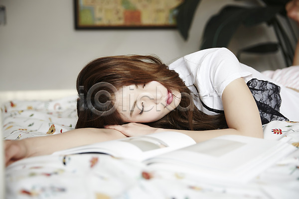 20대 성인 성인여자한명만 여자 한국인 한명 JPG 앞모습 포토 눕기 상반신 실내 잠 책 침대