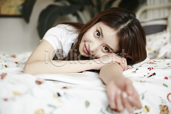 20대 성인 성인여자한명만 여자 한국인 한명 JPG 아웃포커스 앞모습 포토 눕기 상반신 실내 웃음 책 침대