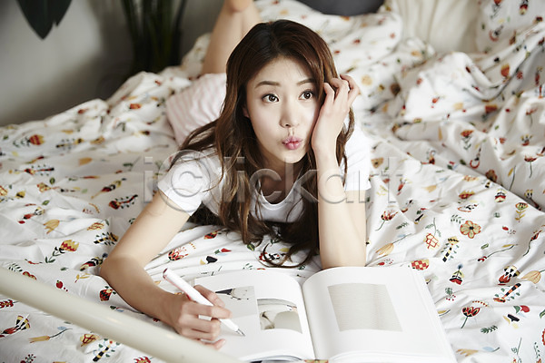 20대 성인 성인여자한명만 여자 한국인 한명 JPG 앞모습 포토 눕기 들기 상반신 실내 엎드리기 응시 책 침대