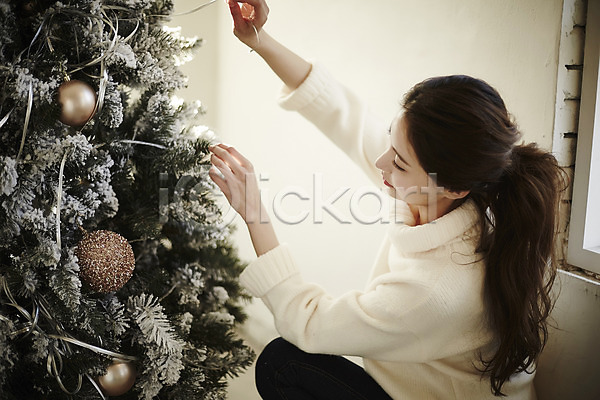 20대 성인 성인여자한명만 여자 한국인 한명 JPG 옆모습 포토 상반신 실내 앉기 장식 크리스마스 크리스마스트리