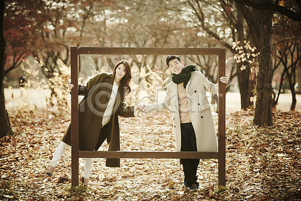다정 20대 30대 남자 두명 성인 성인만 여자 한국인 JPG 앞모습 포토 가을(계절) 공원 낙엽 서기 손잡기 숲 신혼부부 액자틀 야외 웃음 잡기 전신 주간
