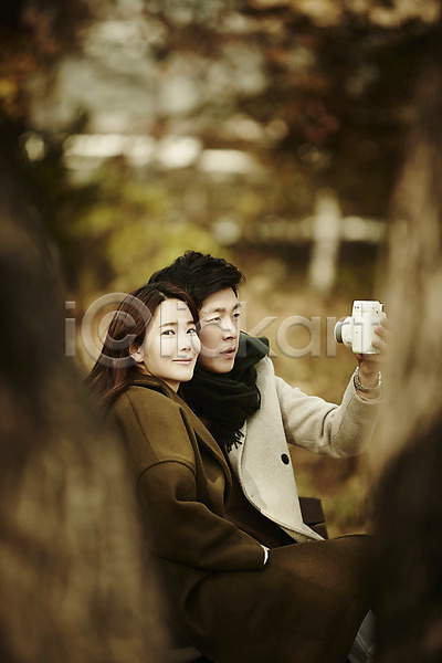 다정 20대 30대 남자 두명 성인 성인만 여자 한국인 JPG 아웃포커스 옆모습 포토 가을(계절) 나무 들기 상반신 신혼부부 앉기 야외 웃음 주간 폴라로이드