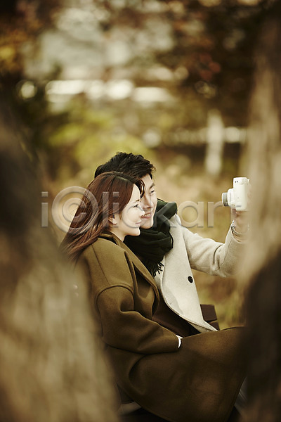 다정 20대 30대 남자 두명 성인 성인만 여자 한국인 JPG 아웃포커스 옆모습 포토 가을(계절) 들기 상반신 신혼부부 앉기 야외 웃음 주간 폴라로이드