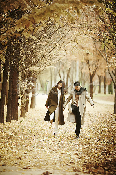 다정 산책 20대 30대 남자 두명 성인 성인만 여자 한국인 JPG 앞모습 포토 가을(계절) 걷기 낙엽 손잡기 신혼부부 야외 전신 주간